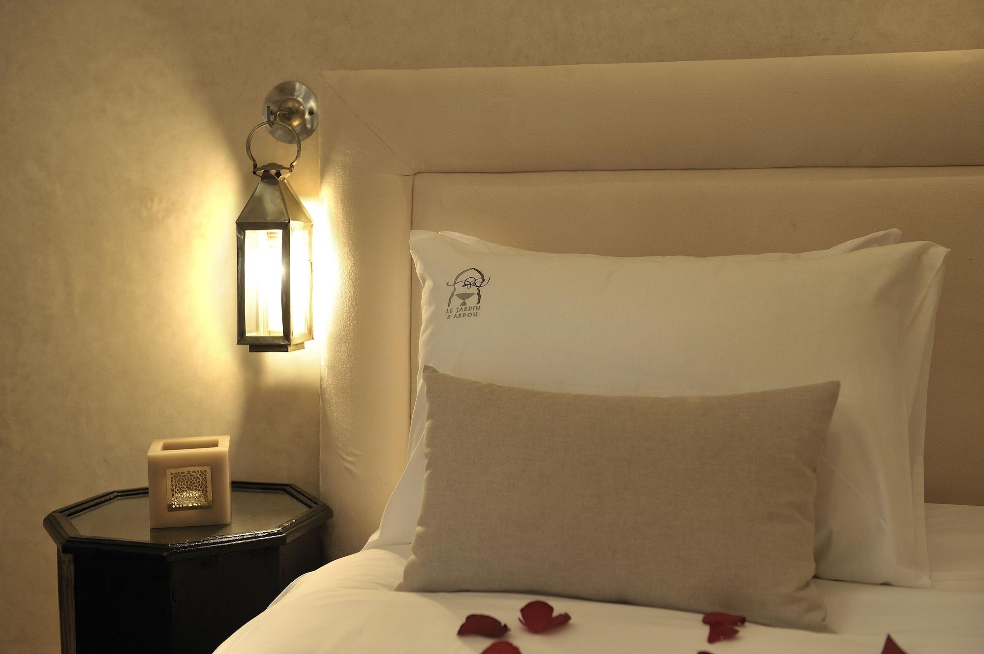Riad Le Jardin D'Abdou Marrakesh Eksteriør billede A bed with a pillow