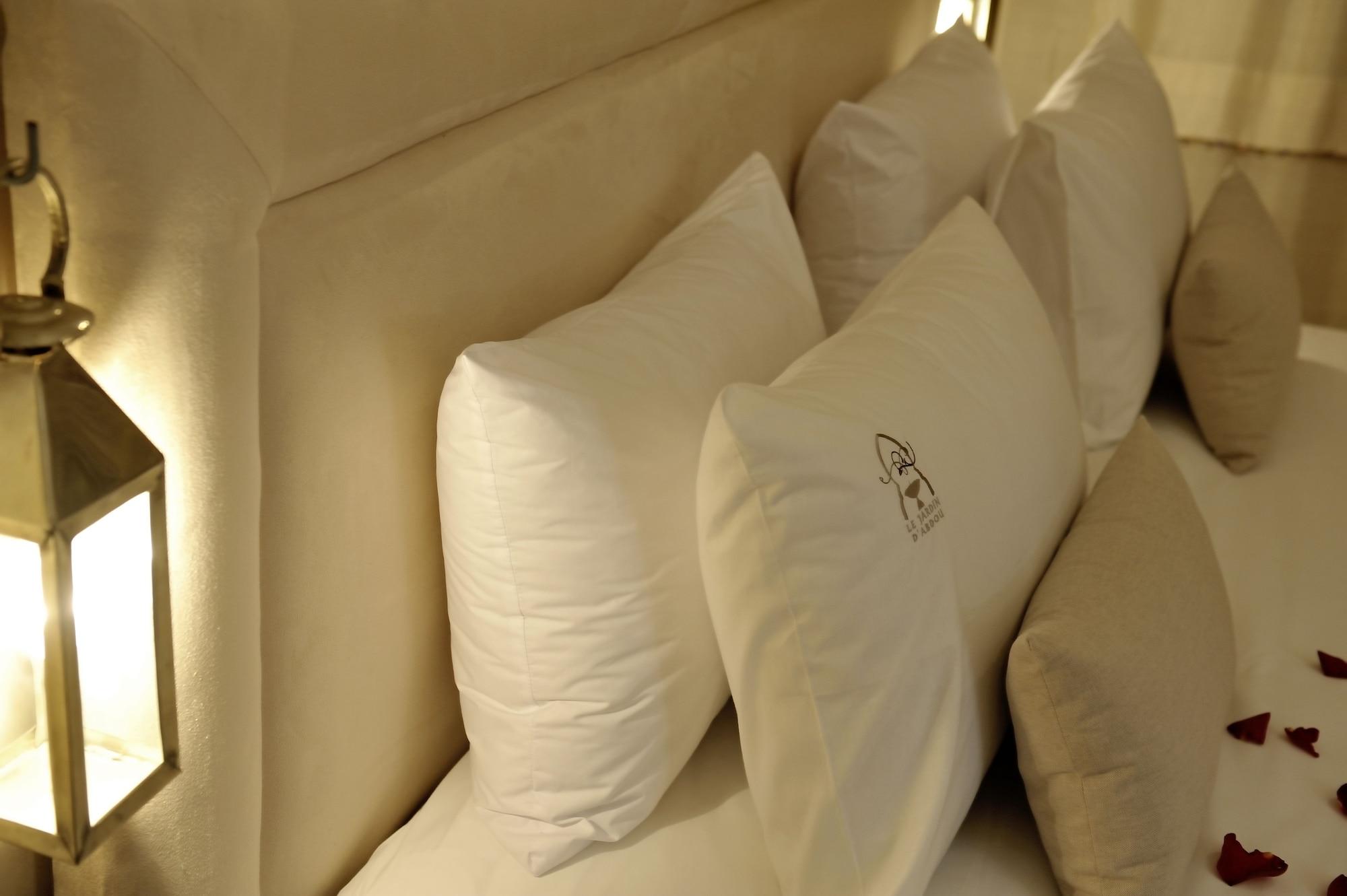 Riad Le Jardin D'Abdou Marrakesh Eksteriør billede Pillows on a bed