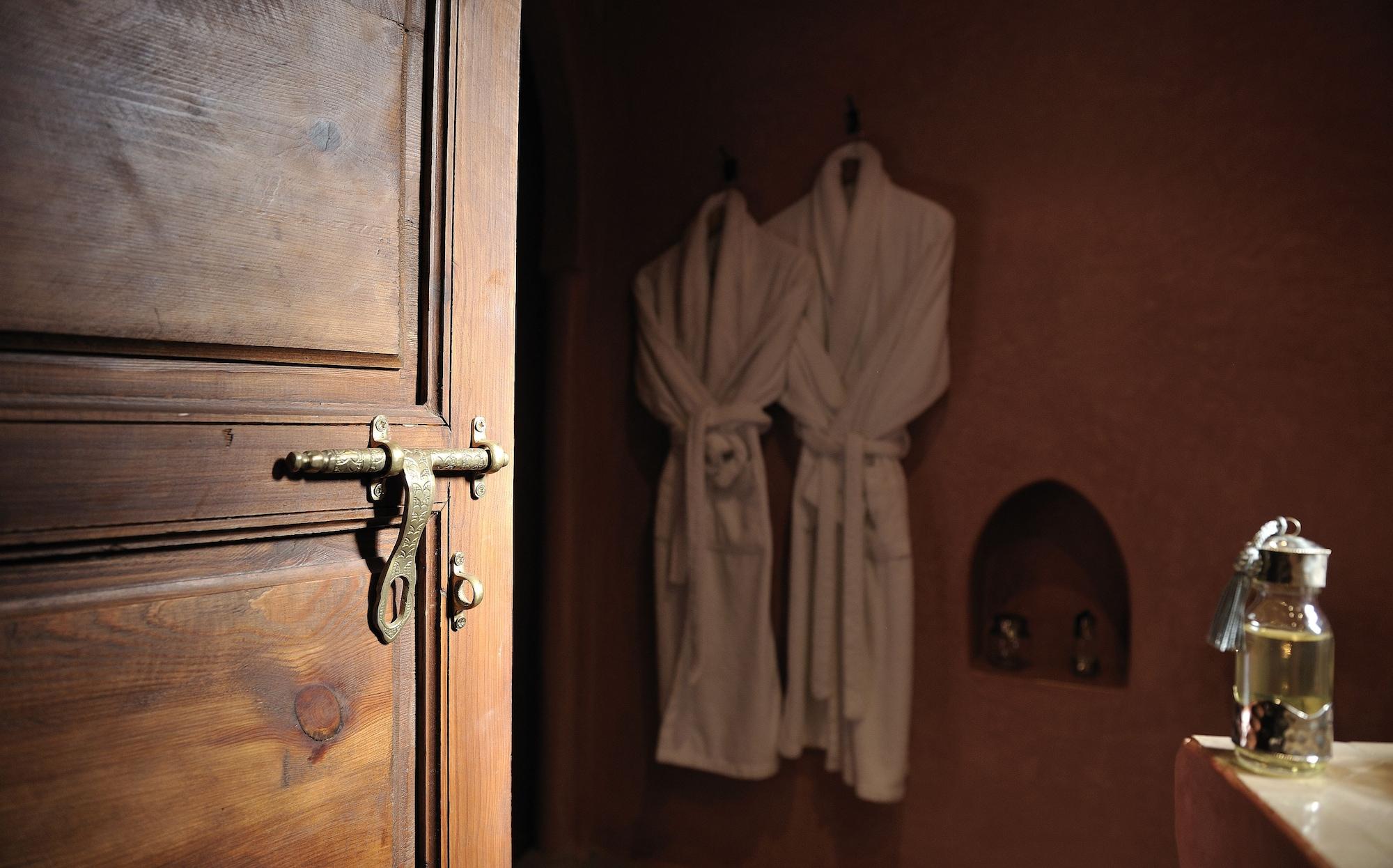 Riad Le Jardin D'Abdou Marrakesh Eksteriør billede A bathrobe hanging on a door