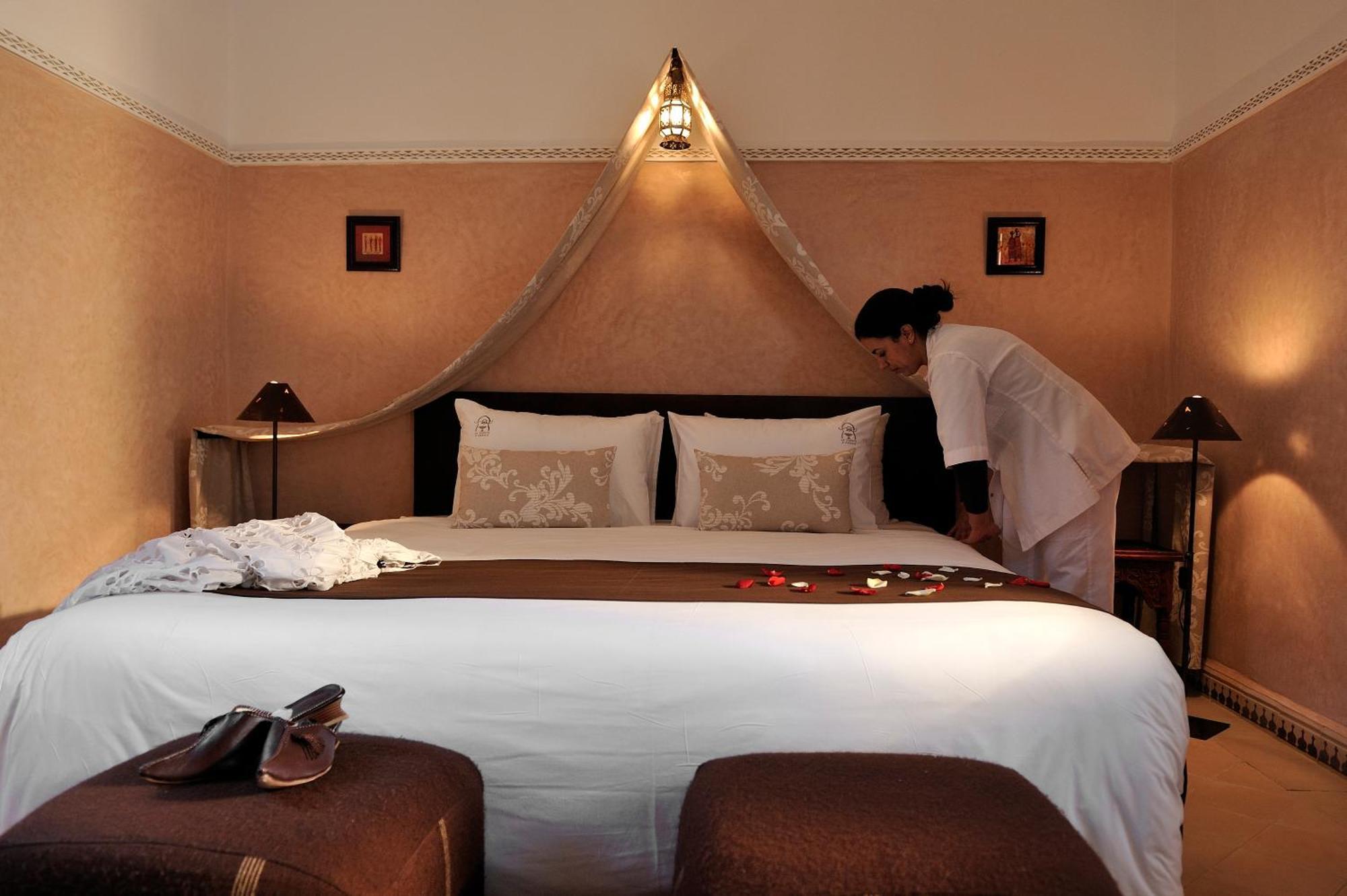 Riad Le Jardin D'Abdou Marrakesh Eksteriør billede A chambermaid making a bed