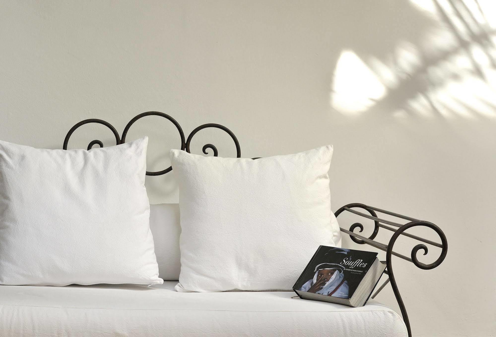 Riad Le Jardin D'Abdou Marrakesh Eksteriør billede A bed with pillows